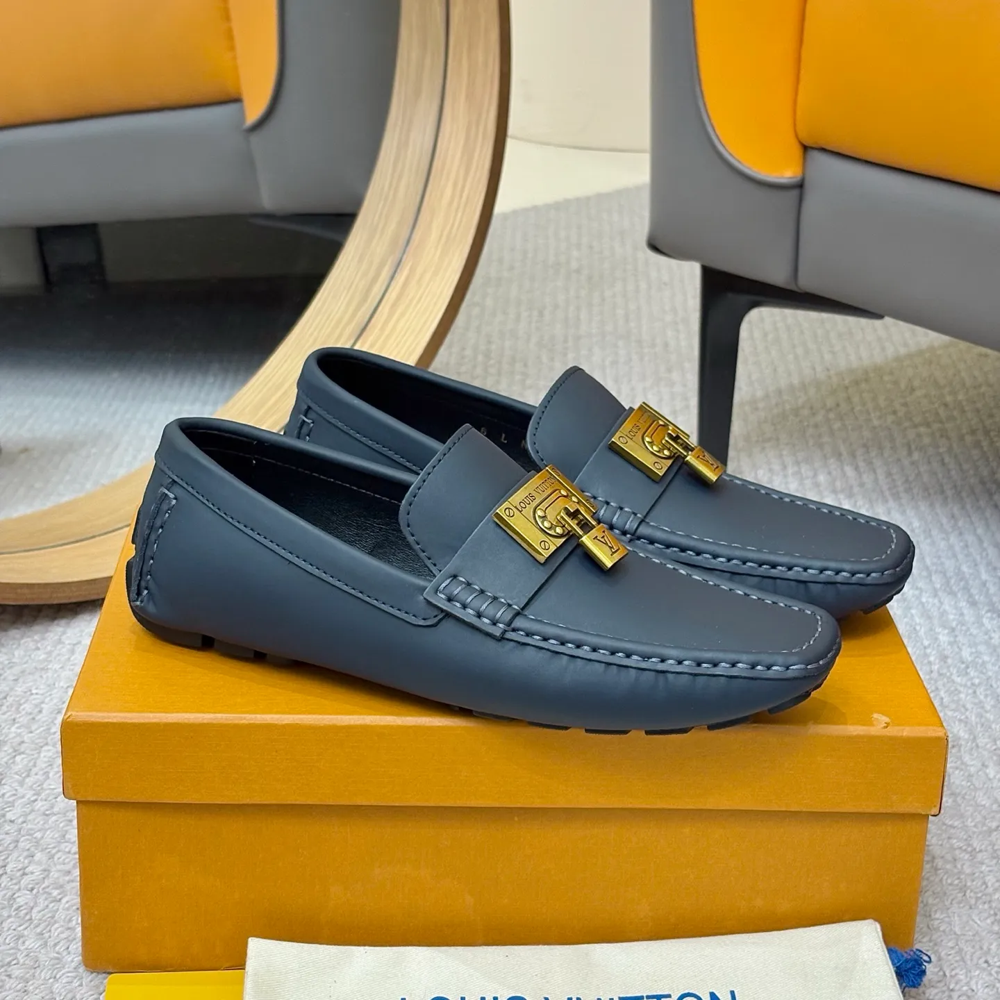 Men's men's shoes 💰420 (Yangli) LV 2⃣️0⃣️2⃣️5️⃣Spring and summer counter GLORIA series models ✈️Original factory special leather production, original last type. A classic driving slip-on casual shoe that shows an elegant style with exquisite craftsmanship details such as Monogram embossing all over the upper🌀Italian imported calfskin fabric Sheepskin foot pads➕Inside～Private mold replica sole Unique style Comfortable driving slip-on Size: 4-12 (38-46) Comes with [Counter packaging: original box, wrapping paper, card, instruction manual, shoehorn, cloth bag] No pressure to enter and leave the counter!